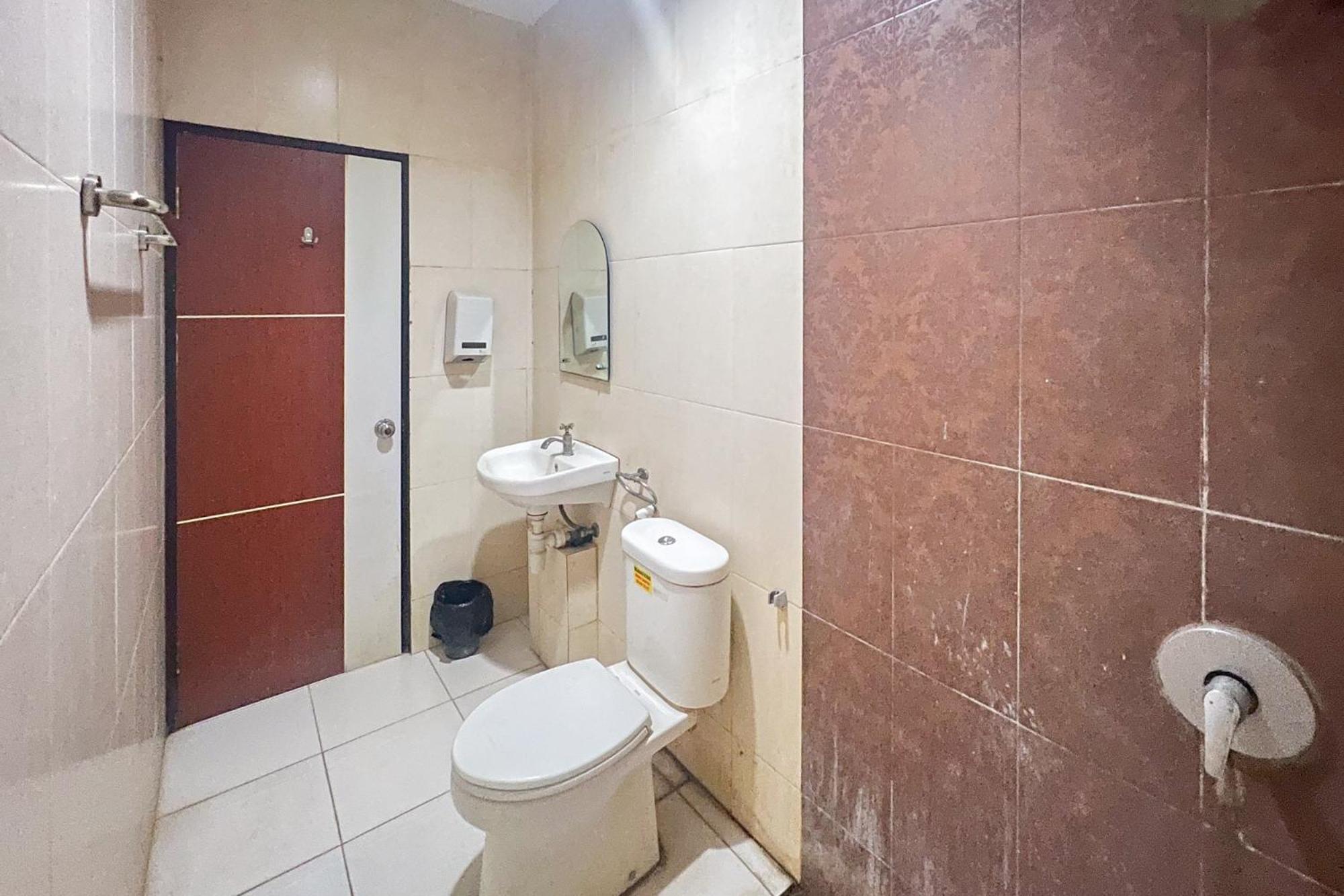 Urbanview Trisula Hotel Makassar Macáçar Exterior foto