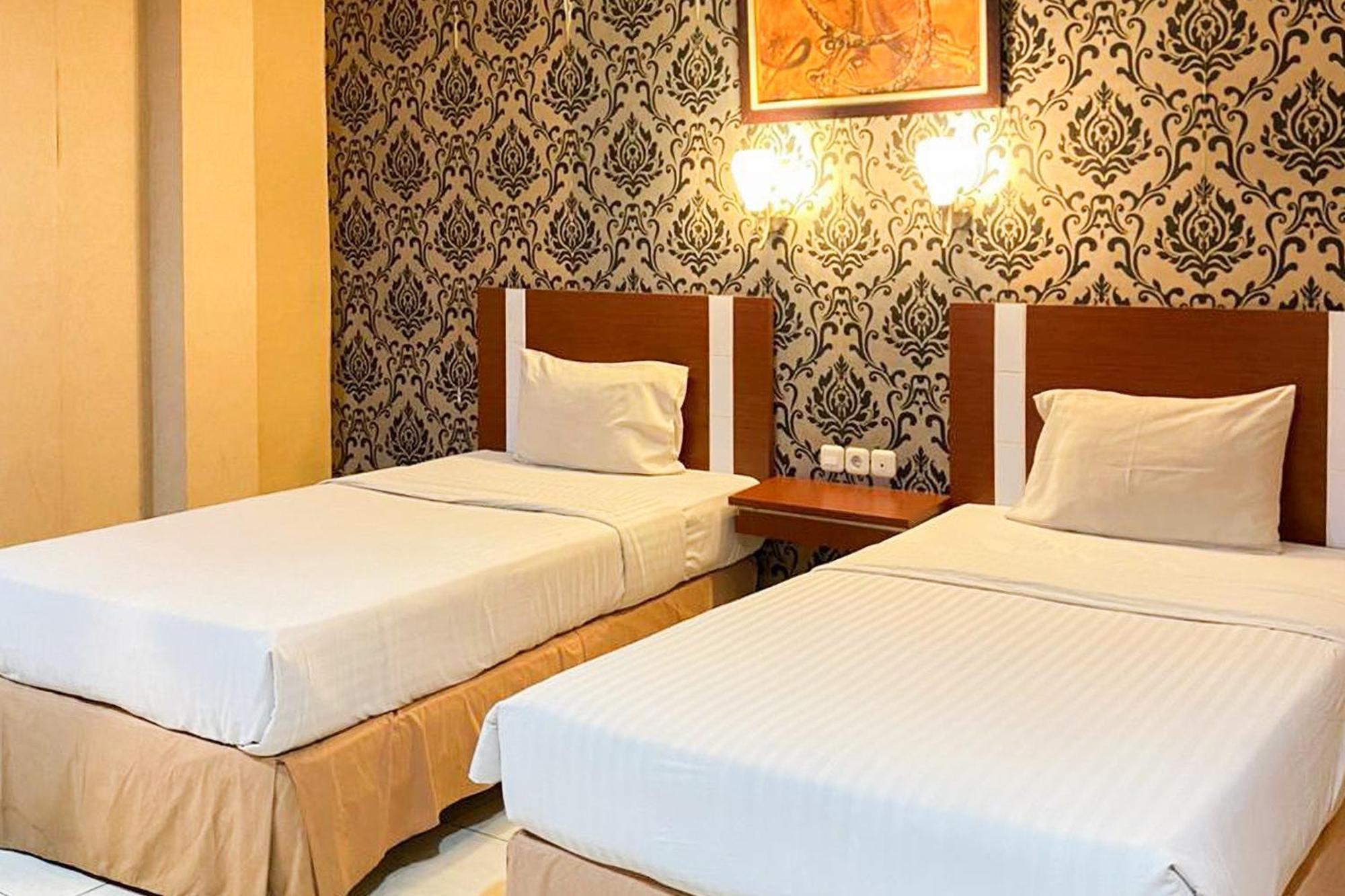 Urbanview Trisula Hotel Makassar Macáçar Exterior foto
